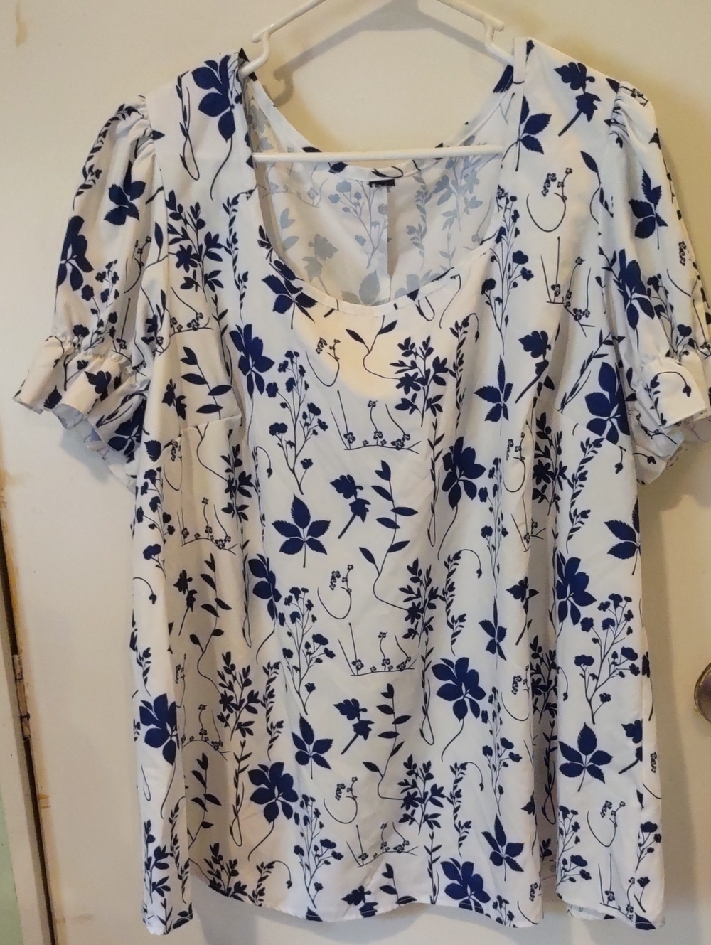 Women’s Blue Floral Scoop Neck Top 5x